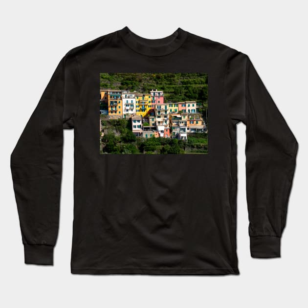View on the cliff town of Manarola, one of the colorful Cinque Terre on the Italian west coast Long Sleeve T-Shirt by Dolfilms